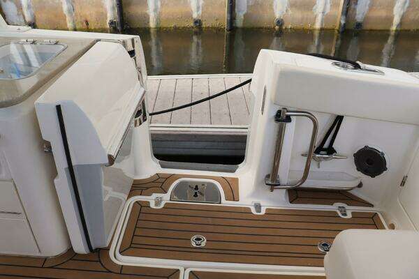 Boston Whaler 320 Vantage Yacht For Sale