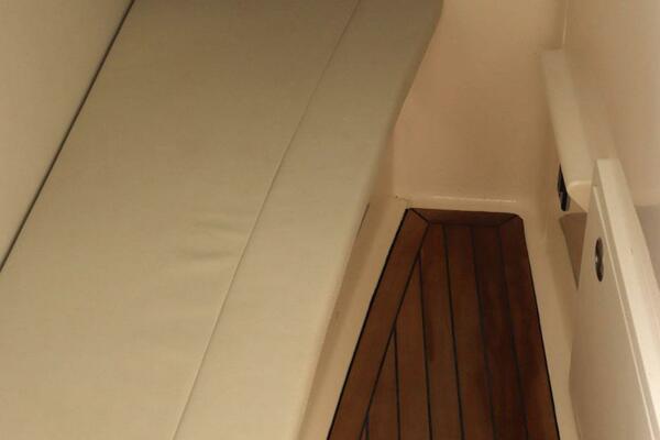 32ft Boston Whaler Yacht For Sale