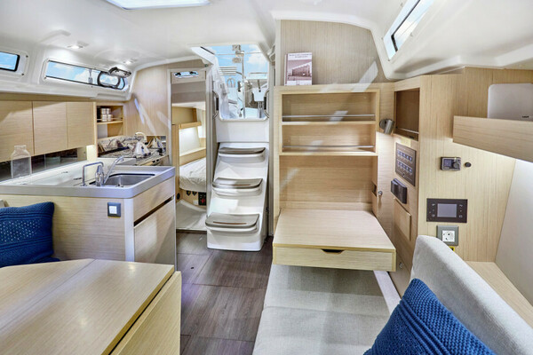 Beneteau Oceanis 34.1 Electric