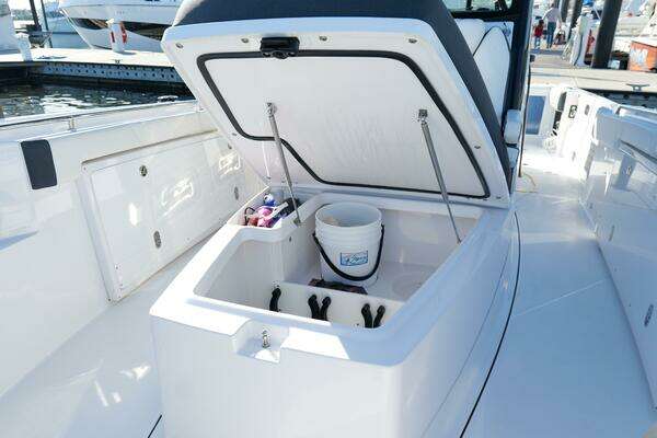 Blackfin 332 CC Yacht For Sale