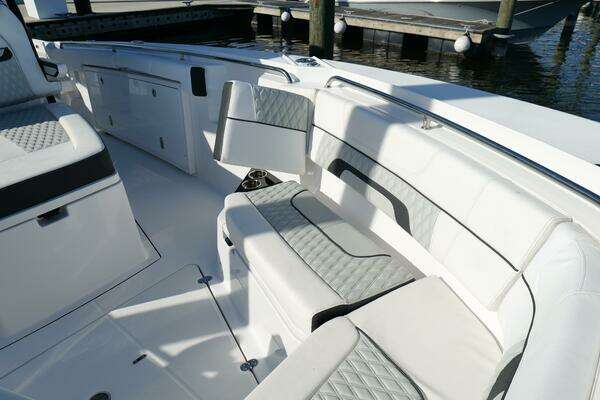 Blackfin 332 CC Yacht For Sale