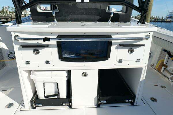 Blackfin 332 CC Yacht For Sale