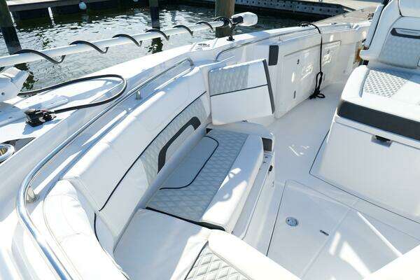Blackfin 332 CC Yacht For Sale