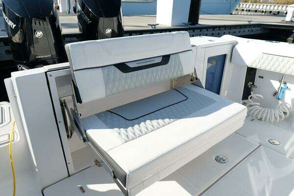 Blackfin 332 CC Yacht For Sale