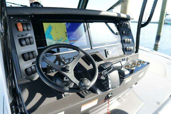 Blackfin 332 CC Yacht For Sale