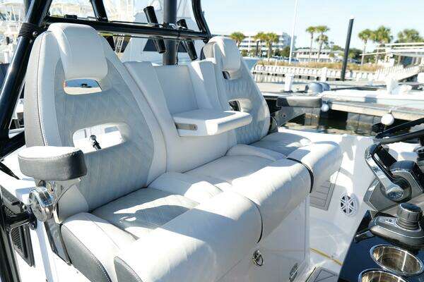 Blackfin 332 CC Yacht For Sale
