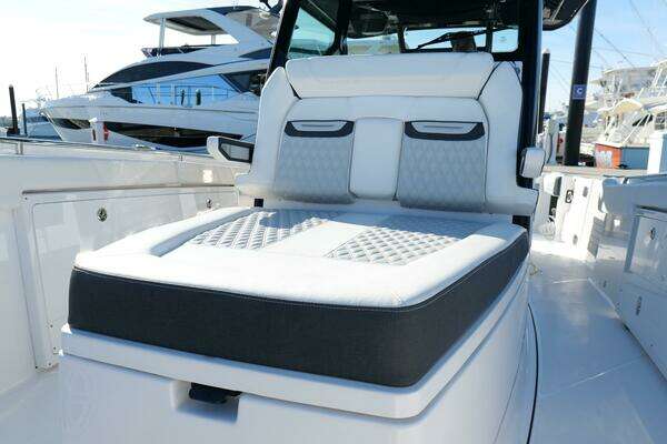 Blackfin 332 CC Yacht For Sale