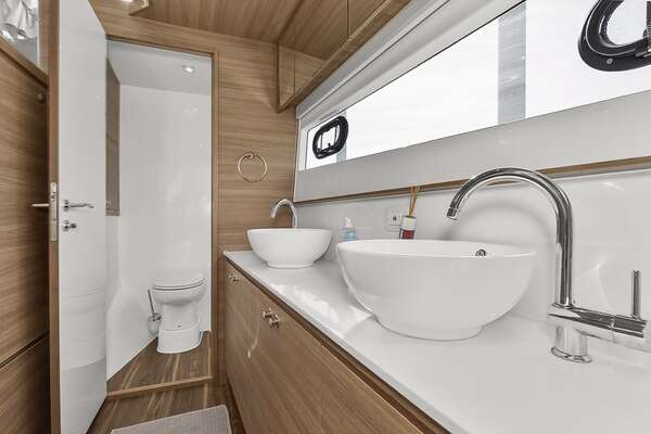 Aquila 54 Yacht For Sale