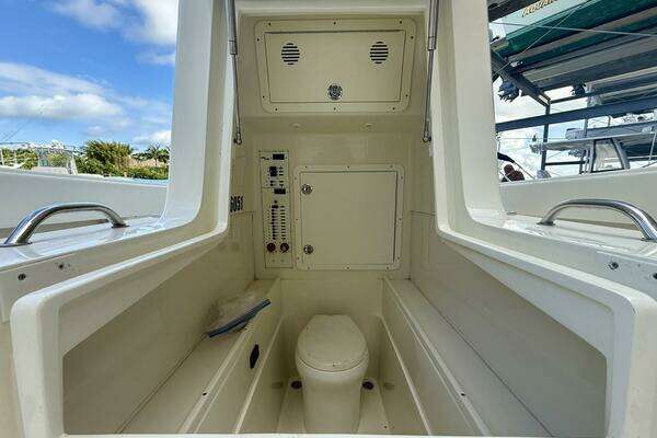 SeaVee 320B Yacht For Sale