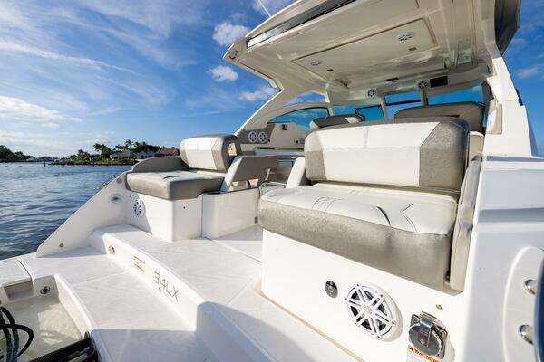 Tiara Yachts 34 LX Yacht For Sale