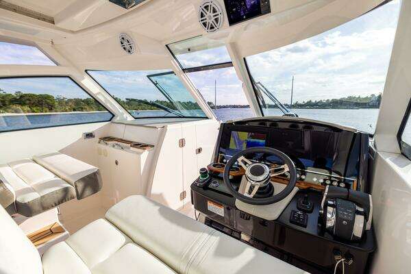 Tiara Yachts 34 LX Yacht For Sale