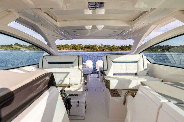 Tiara Yachts 34 LX Yacht For Sale