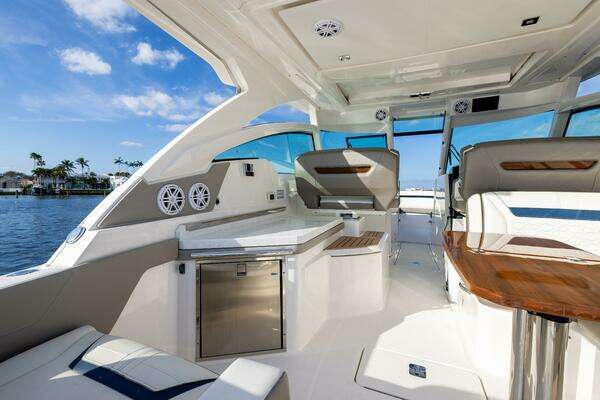 Tiara Yachts 34 LX Yacht For Sale