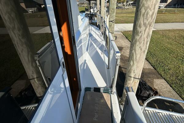 Perfect Fit 60ft Jefferson Yacht For Sale