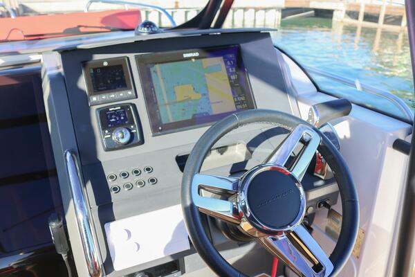 Nimbus T8 - Helm Station