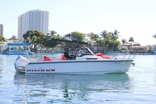 Nimbus T8 - Starboard Profile