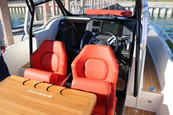 Nimbus T8 - Cockpit Dinette 