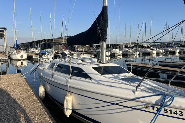 Hazyblur 28ft Hunter Yacht For Sale