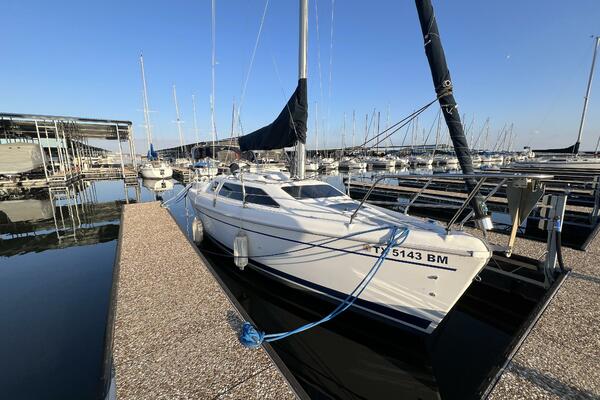 Hazyblur 28ft Hunter Yacht For Sale