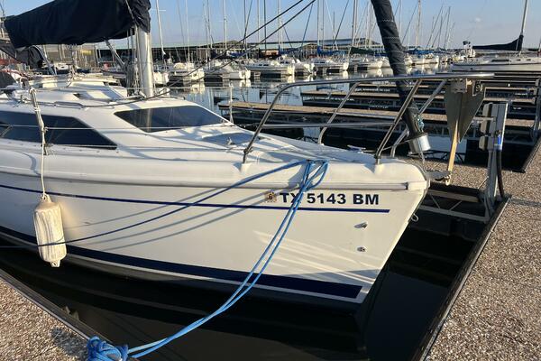 Hazyblur 28ft Hunter Yacht For Sale