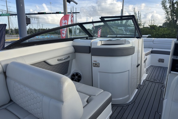 Photo of the 2021 Sea Ray SDX 270
