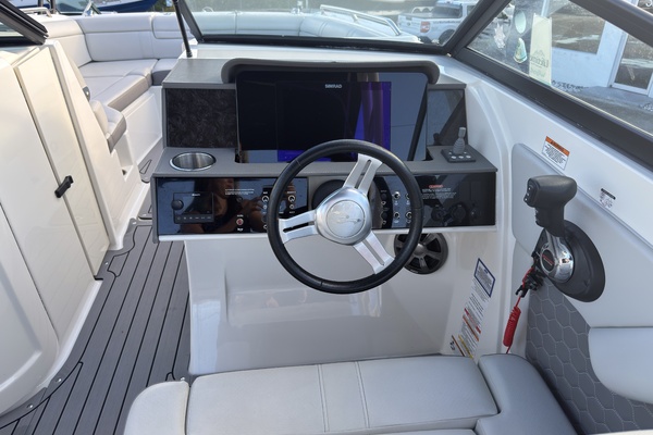 Photo of the 2021 Sea Ray SDX 270