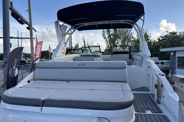 Photo of the 2021 Sea Ray SDX 270
