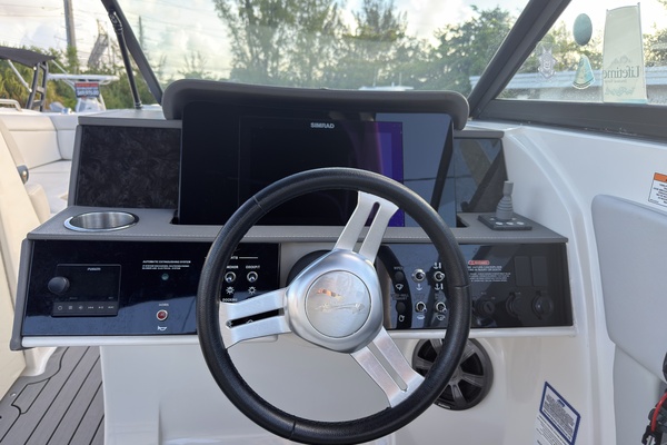 Photo of the 2021 Sea Ray SDX 270