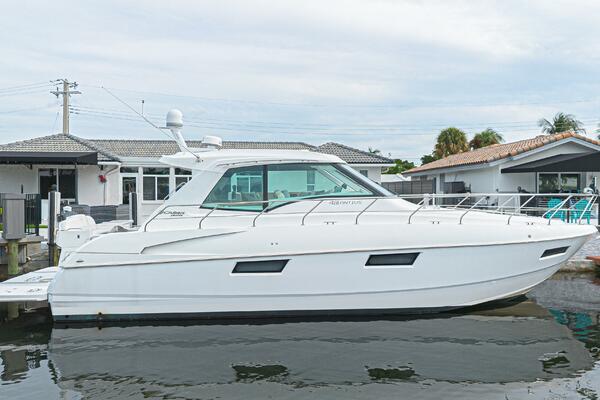 2012 Cruisers Yachts 49 48 Cantius