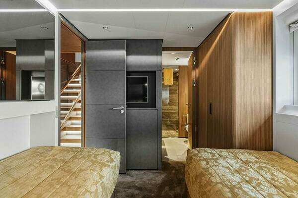 Custom Line CL120 Yacht For Sale