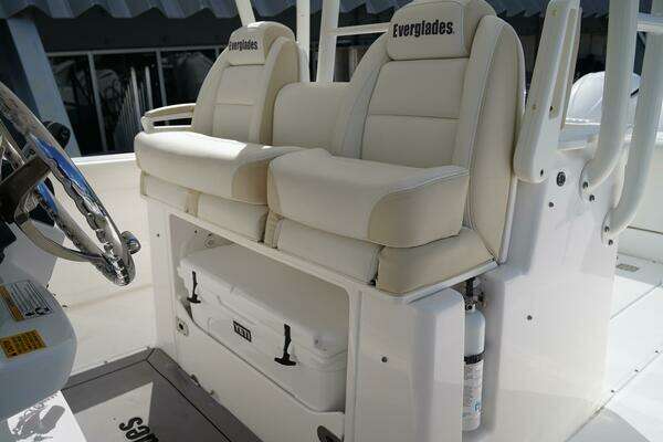Everglades 355CCX Yacht For Sale