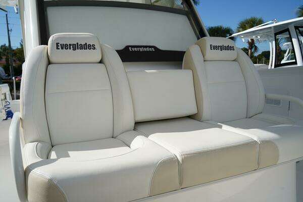 Everglades 355CCX Yacht For Sale