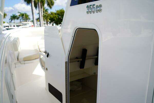 Everglades 355CCX Yacht For Sale