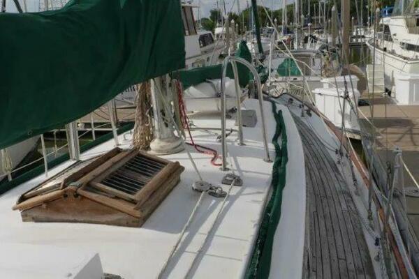 Flamboyant 37ft Tayana Yacht For Sale