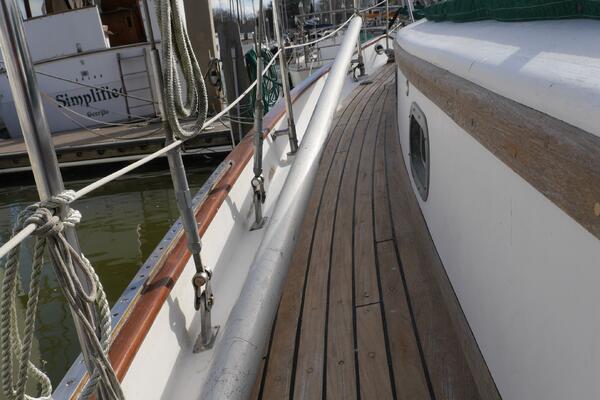 Flamboyant 37ft Tayana Yacht For Sale