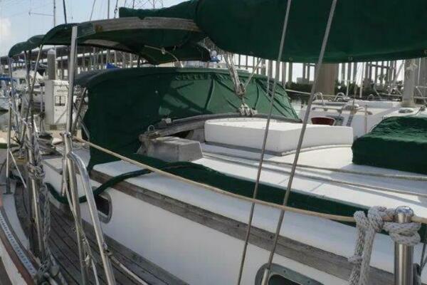 Flamboyant 37ft Tayana Yacht For Sale