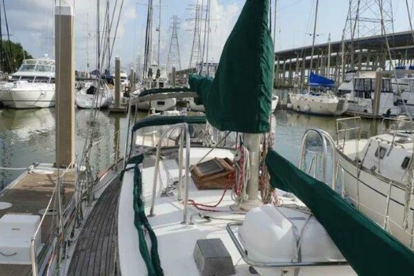 Flamboyant 37ft Tayana Yacht For Sale