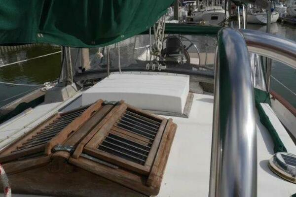 Flamboyant 37ft Tayana Yacht For Sale