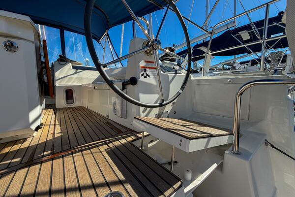 Happy Ours 42ft Beneteau Yacht For Sale