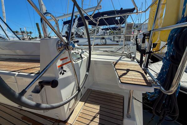 Happy Ours 42ft Beneteau Yacht For Sale