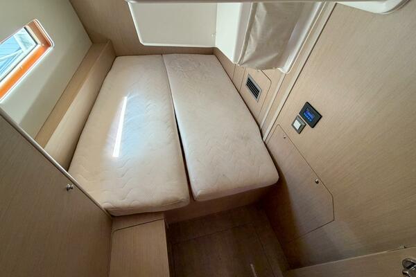 Happy Ours 42ft Beneteau Yacht For Sale