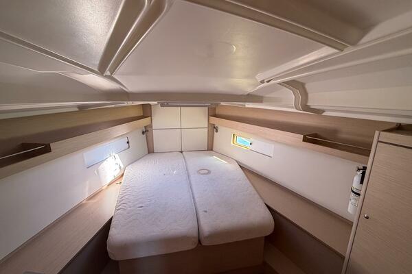 Happy Ours 42ft Beneteau Yacht For Sale