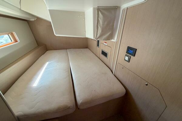 Happy Ours 42ft Beneteau Yacht For Sale