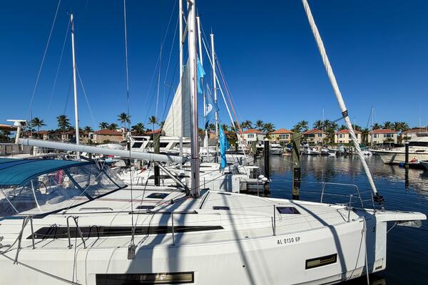 Happy Ours 42ft Beneteau Yacht For Sale