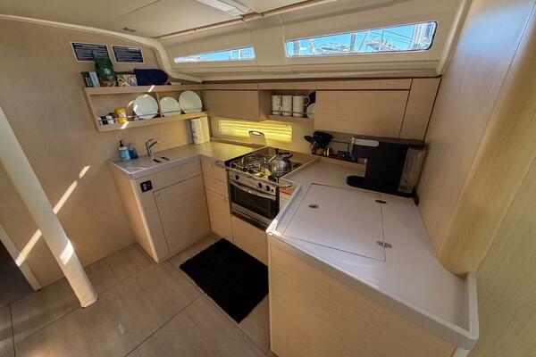 Happy Ours 42ft Beneteau Yacht For Sale