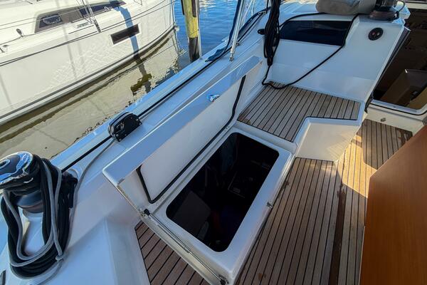 Happy Ours 42ft Beneteau Yacht For Sale