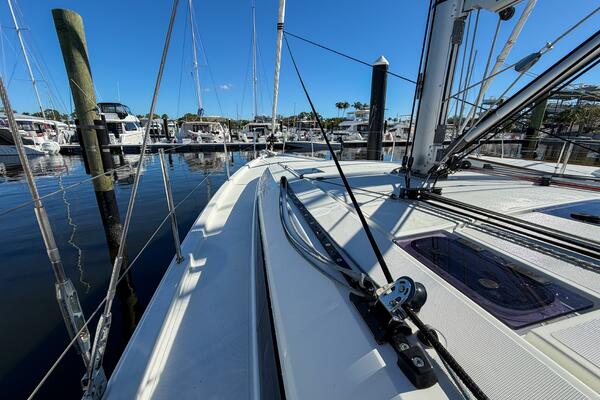 Happy Ours 42ft Beneteau Yacht For Sale