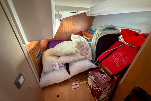 Happy Ours 42ft Beneteau Yacht For Sale