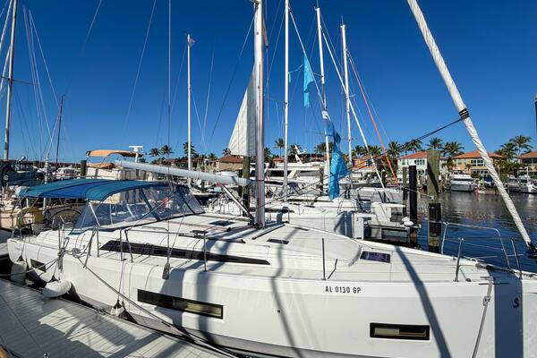 Happy Ours 42ft Beneteau Yacht For Sale