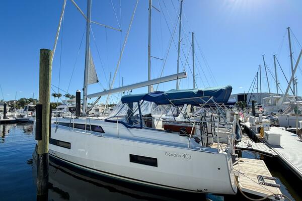 Happy Ours 42ft Beneteau Yacht For Sale